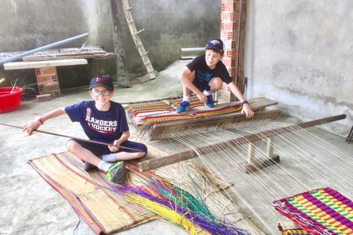 Làng nghề bằng xe đạp hoặc xe máy